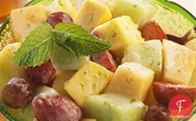 Salată de fructe cu sos de lime și miere de mentă