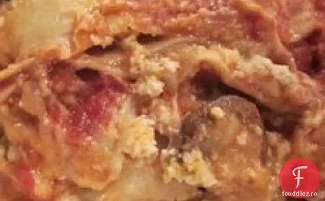 Lasagna italiană cu cârnați și ciuperci cu sos bechamel