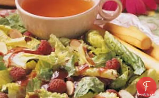 Salată cu migdale și zmeură