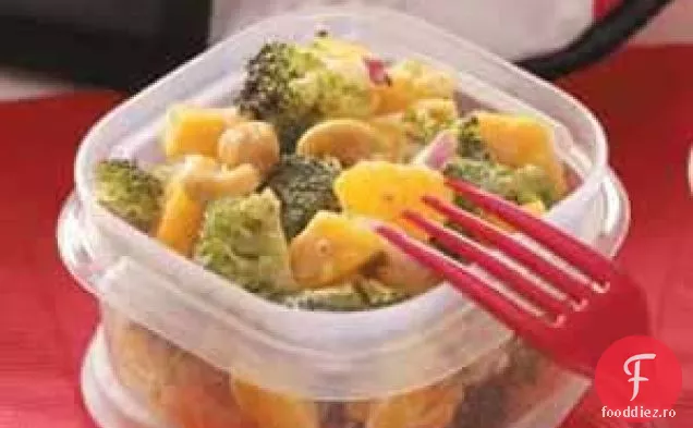 Salată tropicală cu broccoli