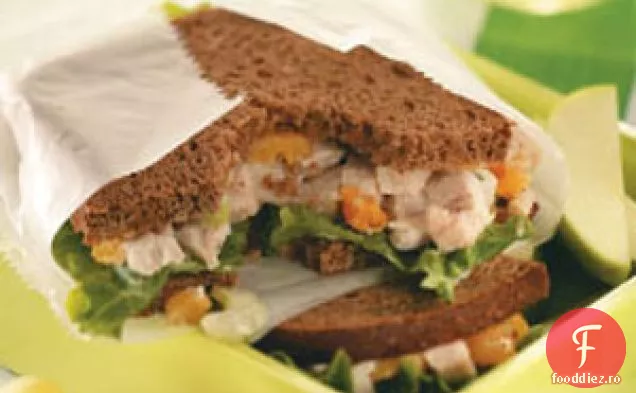 Sandvișuri cu salată de curcan cu caju