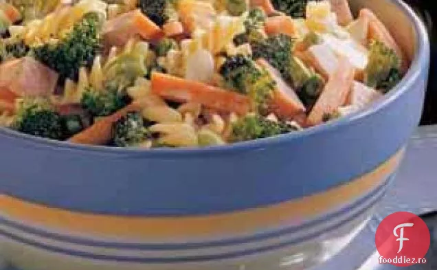 Salată cremoasă de paste cu legume