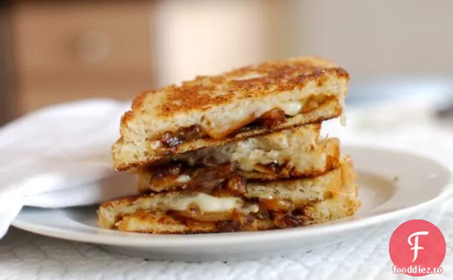 Brânză La Grătar Cu Ceapă Caramelizată