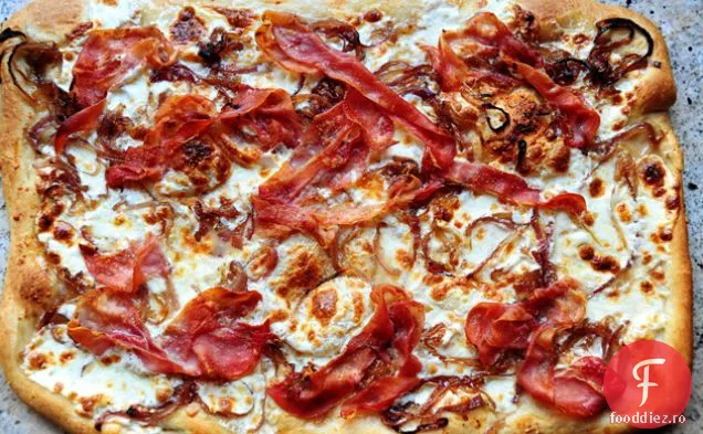Pizza Cu Ceapă Caramelizată Și Prosciutto