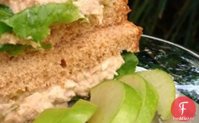Umplutura de sandvici cu salată Waldorf de ton celebru de la Darra