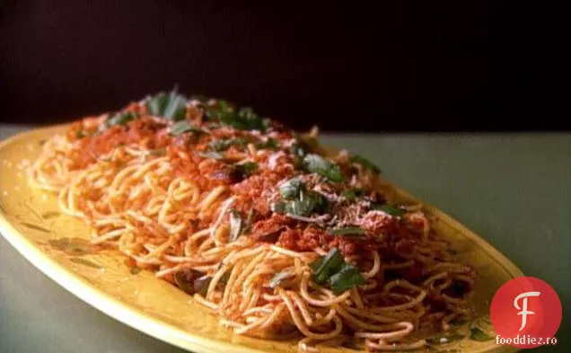 Spaghete cu măsline și sos de roșii