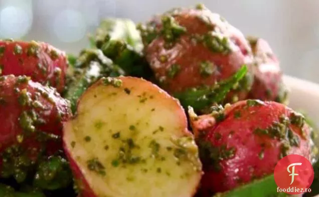 Salată de cartofi cu fasole verde și pesto