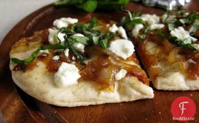 Pâine Plată Cu Brânză De Capră, Ceapă Caramelizată Și Busuioc