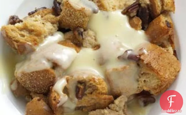 Budincă de pâine pecan cu sos de cremă cu rom