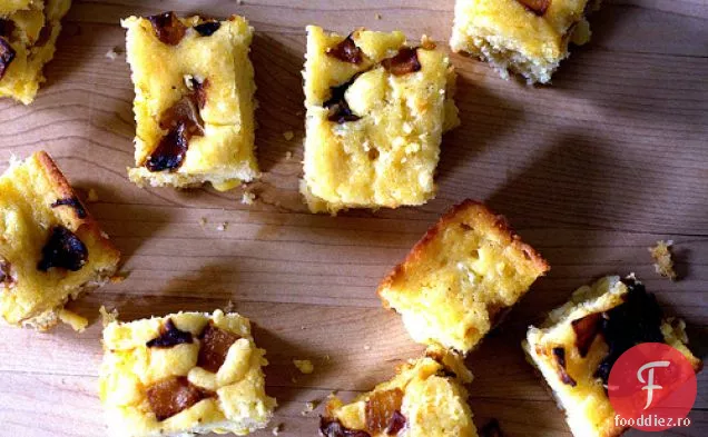 Pâine De Porumb Cu Ceapă Caramelizată Și Brânză De Capră