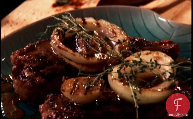 Friptură la grătar și ceapă Vidalia cu muștar-vinetă Worcestershire