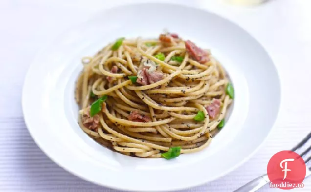 Spaghete Din Grâu Integral Cu Prosciutto, Semințe De Mac Și Ceapă Verde