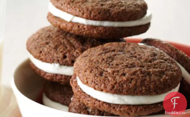 Biscuiți de ciocolată umpluți cu cremă