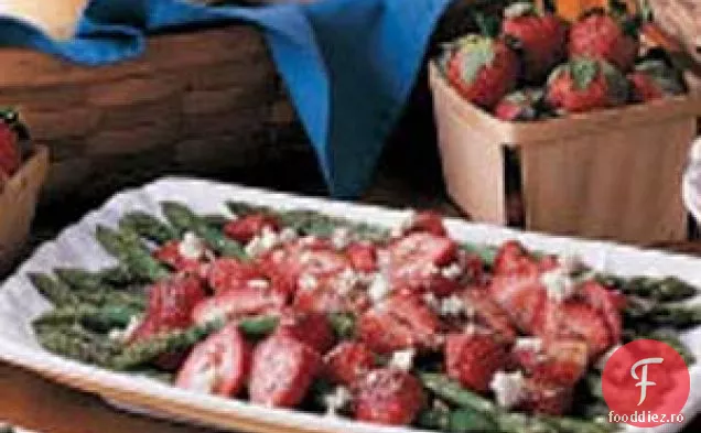 Salată de căpșuni cu sparanghel