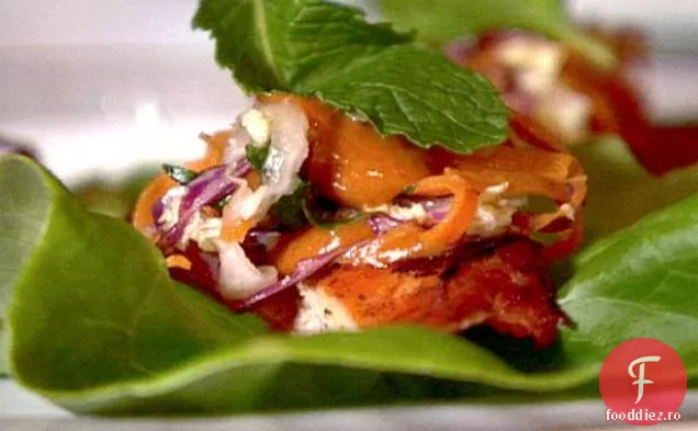 Frigarui de pui marinate Yucatan cu sos de aluniță chili roșu cu arahide