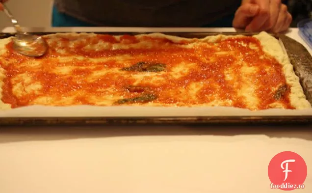 Pizza Albă Cu Ricotta, Roșii Uscate Și Scallions