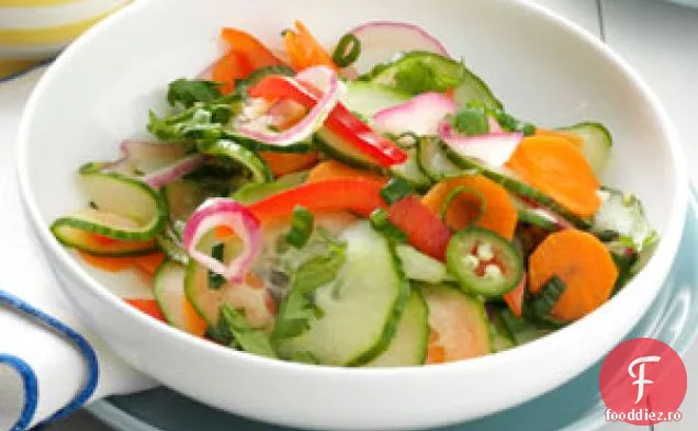 Salată de castraveți crocant și picant