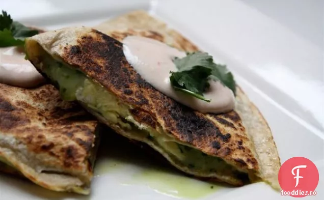 Quesadillas Cu Ouă Amestecate Cu Ceapă Caramelizată Și Ciuperci