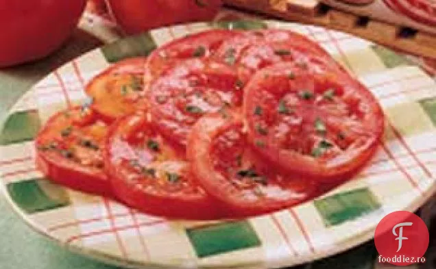 Salată simplă de roșii marinate