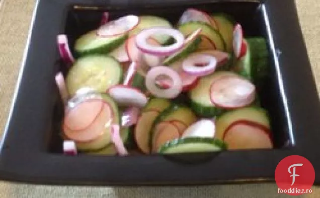 Salată simplă de castraveți și ridichi