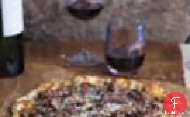 Pizza Cu Cârnați Și Ceapă Caramelizată