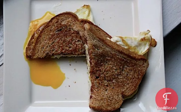 Sandwich Cu Ou Prăjit Cu Gem De Ceapă Roșie