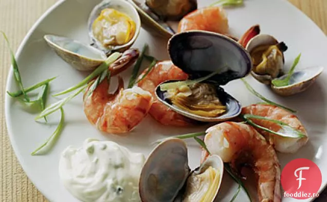 Cedru-creveți și scoici aburite cu maioneză de ceapă