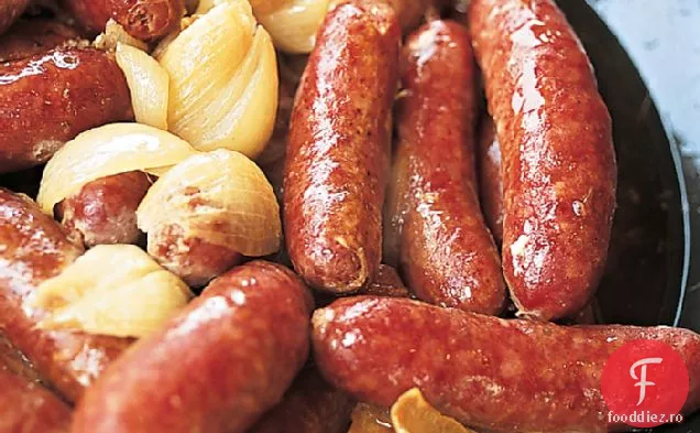 Cârnați aurii și șalotă în vin alb
