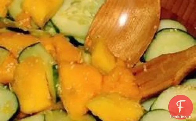 Salată de castraveți-mango