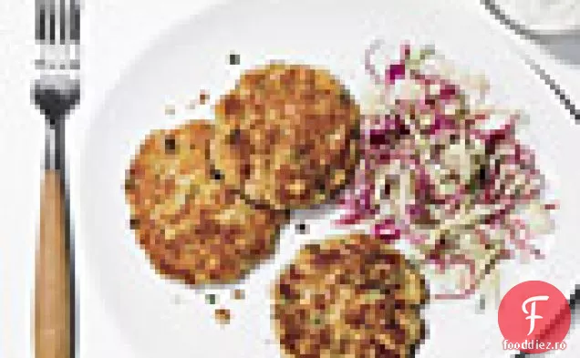 Prăjituri de pește cu salată de varză și sos de hrean-mărar