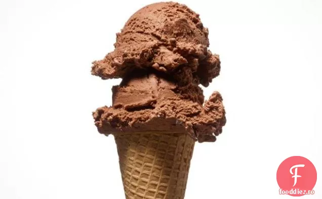 Înghețată de ciocolată dulce-amăruie