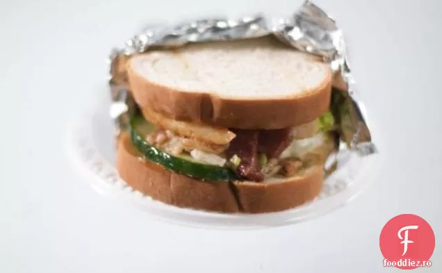 BLC (slănină, salată verde și castraveți) cu maionă picant și mentă