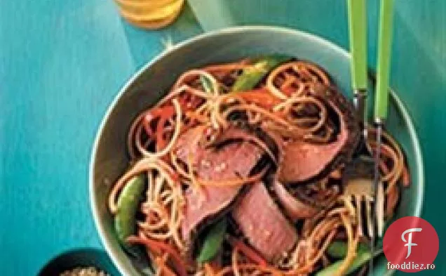 Friptură la grătar și salată cu tăiței asiatici