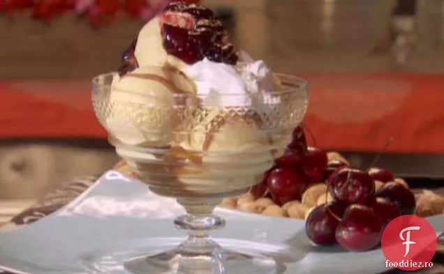 Butterscotch, Marshmallow Fluff și Nucă de Macadamia sau Sundae cu arahide spaniolă