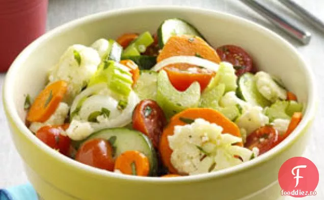 Salată de legume proaspete marinate
