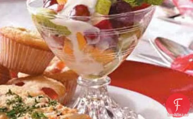 Salată de fructe cu sos de iaurt cu citrice