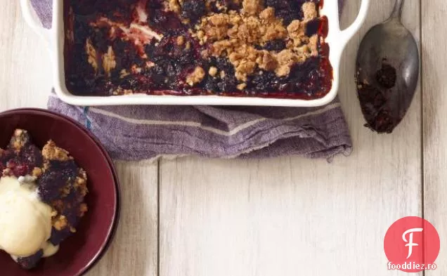 Crumble dublu de fructe de pădure-alune
