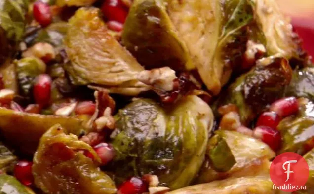 Varză de Bruxelles prăjită cu rodii și unt de vanilie și nuci pecan