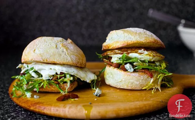 Sandwich Cu Ou Prăjit Cu Slănină Și Brânză Albastră