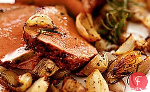 Filet prăjit de carne de vită cu Stilton și șalotă crocantă