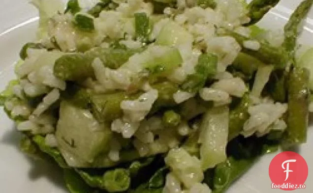 Salată de orez, sparanghel și castraveți