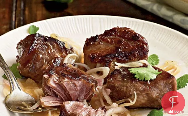Carne de porc fiartă cu sos de șalotă acidulată