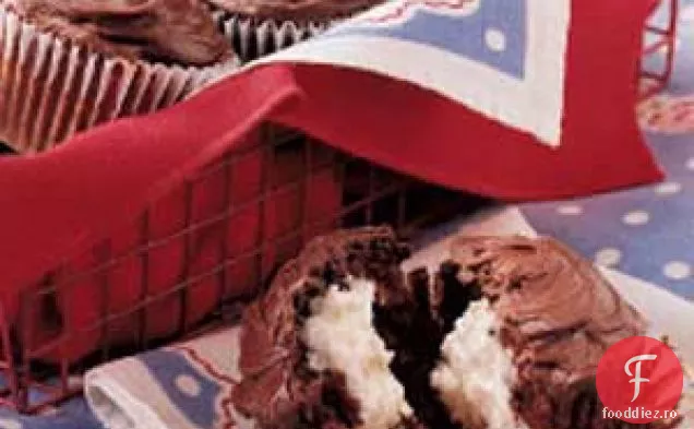 Cupcakes cu ciocolată umplute cu cremă