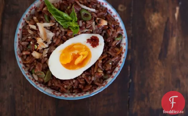 Salată De Orez Roșu Cu Ouă Fierte Și Macadamias