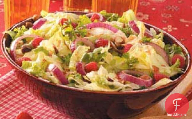 Salată cu ierburi de zmeură-alune