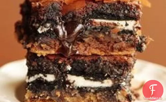 Baton de biscuiți cu chips de ciocolată și Oreo Fudge Brownie
