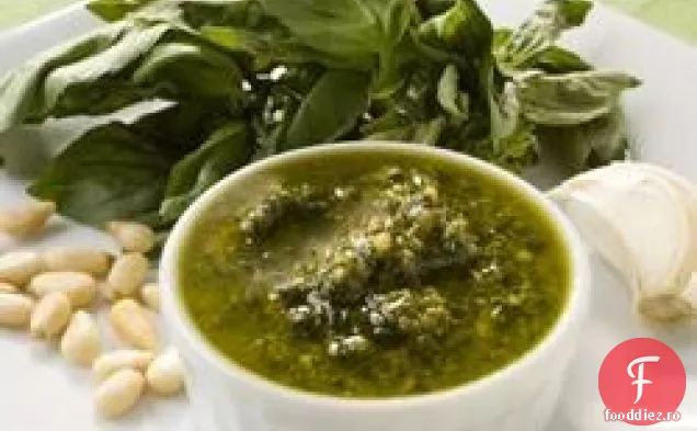 Pesto simplu cu usturoi și busuioc