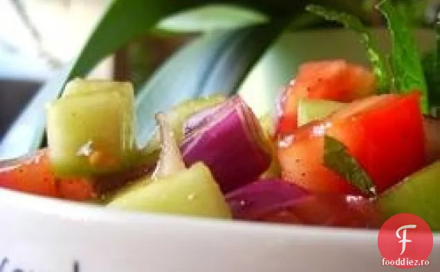 Salata de rosii, castraveti si ceapa rosie cu menta