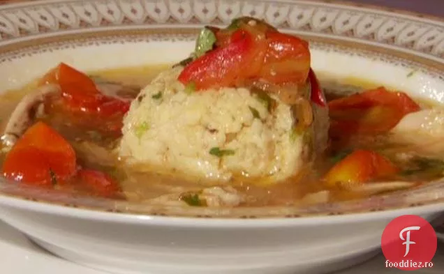 Supă sefardă de pui cu Sofrito și bile Matzo cu ierburi