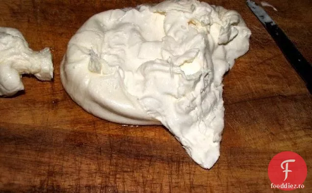 Pizza albă cu Burrata, ardei iute uscat și ulei de rampă (sau arpagic) 